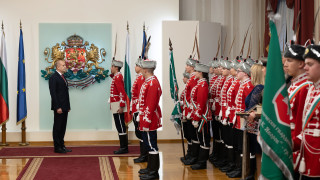 Президентът Румен Радев приветства младежи от ученически гвардейски отряди и