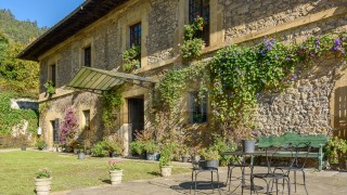 Пазарът на недвижими имоти често изненадва с контрастите си