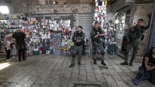 Трима души сред които две деца са загинали след като автобус