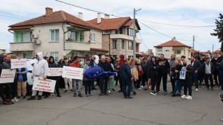 Жителите на бургаския квартал Горно Езерово излязоха на протест заради