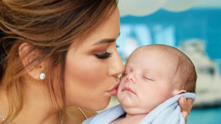 Ева Лонгория определено е щастлива майка и не спира да