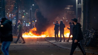 Полицията в Ротердам се сблъска с бунтовници на протест срещу Covid мерки
