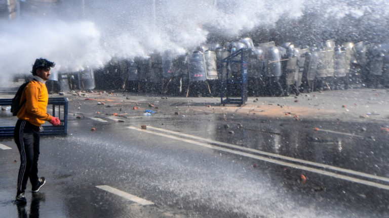 Полицията в Катманду използва сълзотворен газ и водни оръдия, за