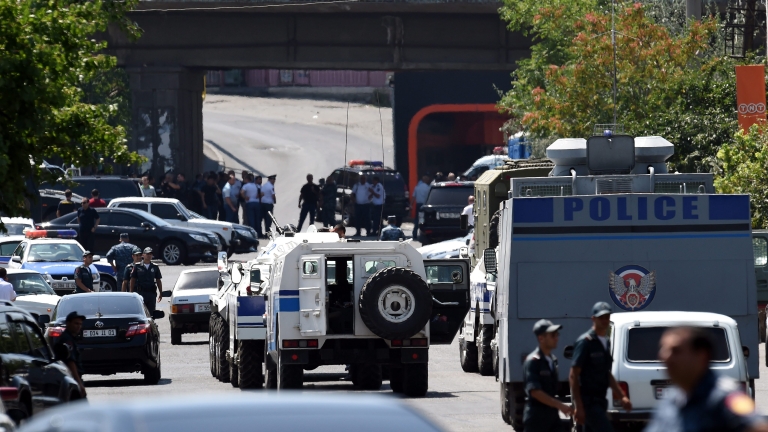 Второ денонощие полицаи от Ереван са заложници