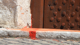 Полицията залови извършителката заляна с червена боя храм Света Петка