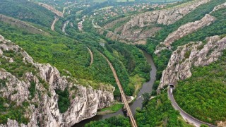 Алпинисти обрушават опасни скали в Искърското дефиле съобщава БНР Акцията