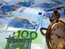 Общата валута последва европейските акции в движението надолу