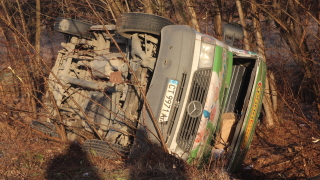Заледени пътища доведоха до десетки катастрофи за часове в района на Казанлък