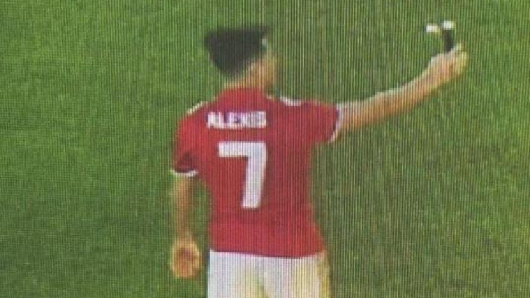 Точка по въпроса! Алексис облече екипа на Юнайтед!