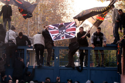 Великобритания изтегля дипломатите си от Иран 