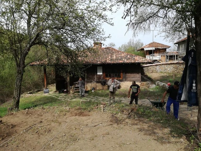 Почистване на Серафимовата къща от местни жители