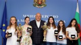  Министър Кралев връчи почетни плакети на медалистите от Европейското отборно състезание по шахмат 