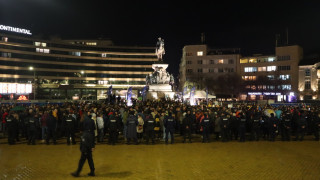Граждани се събраха на протест пред парламента срещу приетите на