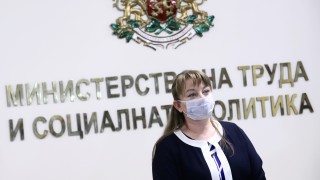 Без подоходен критерий и за помощта за 1 и 8 клас