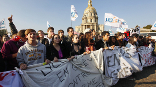 Ученици се бият с полицаи във Франция