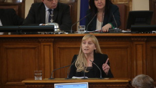 Депутатът от БСП и журналист Елена Йончева е осъдила премиера