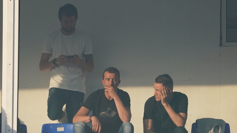 Интересни зрители на "Герена". Бившите левскари Георги Петков и Дарко Тасевски наблюдават на живо баража за класиране в Лига Европа. Компания им прави техният колега в Славия - Янис Карабельов.