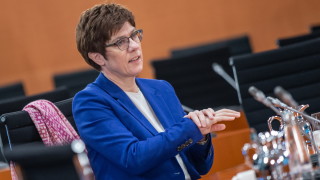 Партията на Меркел отлага избора на лидер за декември