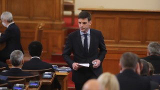 Без разисквания чрез явно гласуване и с единодушно приети процедурни