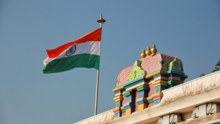 Индийската полиция разследва дали има връзка между експлозията на кола