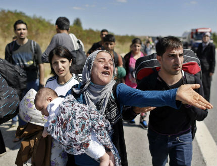 Стотици мигранти тръгнаха пеша от Истанбул към България 