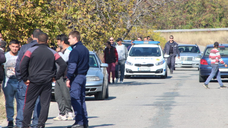 На два етапа са били задържани жители на карловското село