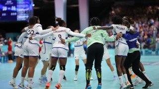 Домакините от Франция стартираха с доста измъчена победа 31 28 над