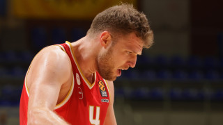 Най добрият български баскетболист Александър Везенков и неговият Олимпиакос постигнаха драматичен