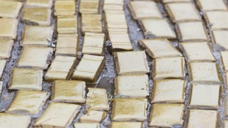 Нови неволи с жълтите павета в София Установено е разместване около