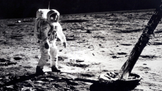 Американският астронавт Нийл Армстронг остава в историята като първия човек