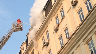 Пожар избухна в стара историческа сграда в центъра на София 