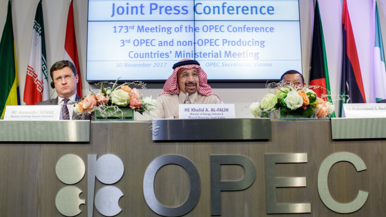 Цената на петрола леко спада в очакване решенията на ОПЕК+