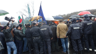 Ловци блокираха за кратко пътя за Гърция