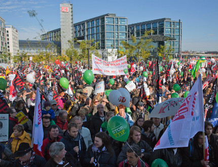 Хиляди германци на протест срещу ТПТИ в Берлин