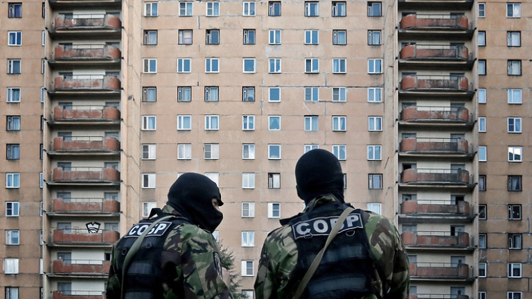 Обезвредиха бомба в жилищен блок в Санкт-Петербург