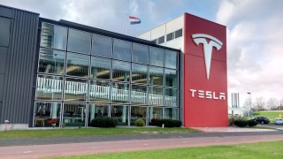 Американската компания Tesla е започнала преговори с властите в Германия