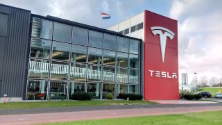 Акциите на Tesla трябва да подскочат с над 20%. Или компанията ще трябва да плати $920 милиона