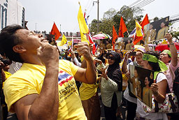 И жълтите ризи вече искат оставки в Тайланд