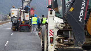 АПИ наказва изпълнителя на ремонт в Хаинбоаз за изхвърлен край пътя асфалт