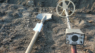 Полиция откри металодетектори и ценности в къща на иманяр от