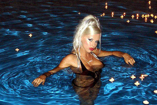 Анн Джи на корицата на книга за фитнес