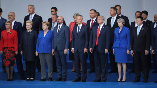 Дали тази снимка символизира срещата на върха на НАТО в