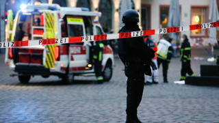 Най малко трима души са ранени при взрив в централата на