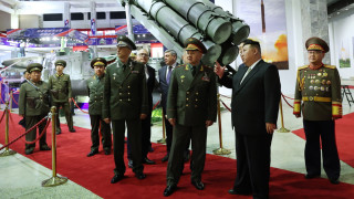 Министърът на отбраната на Русия  Ким Чен Ун на изложение