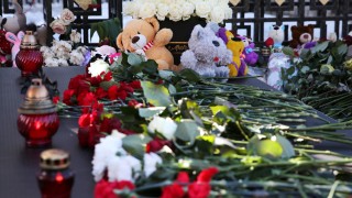 Погребват жертвите в Кемерово, принуждават хората да мълчат 