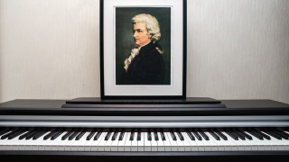 Обожаваме музиката на австрийския композитор Волфганг Амадеус Моцарт защото ни
