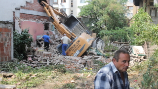 Багер пропадна при разрушаване на къща в София, проби стената на съседен блок