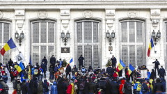 Тълпа в Румъния опита да щурмува парламента в протест срещу COVID сертификата