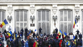 Протестиращи в Румъния се опитаха да проникнат насилствено в парламента
