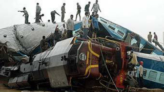 Взривиха пътнически влак в Индия, 25 загинали